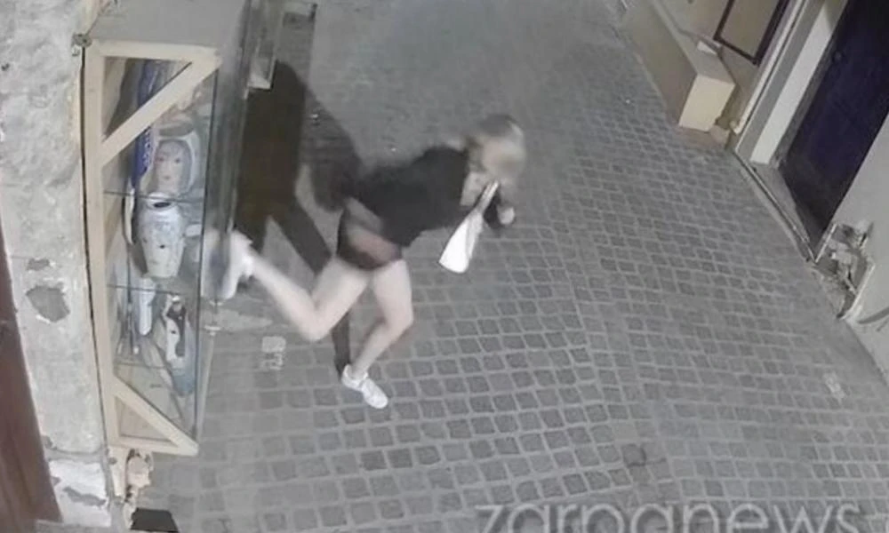 Χανιά: Νεαρή κοπέλα ρίχνει κλωτσιά σε βιτρίνα καταστήματος και αποτυγχάνει (Βίντεο)